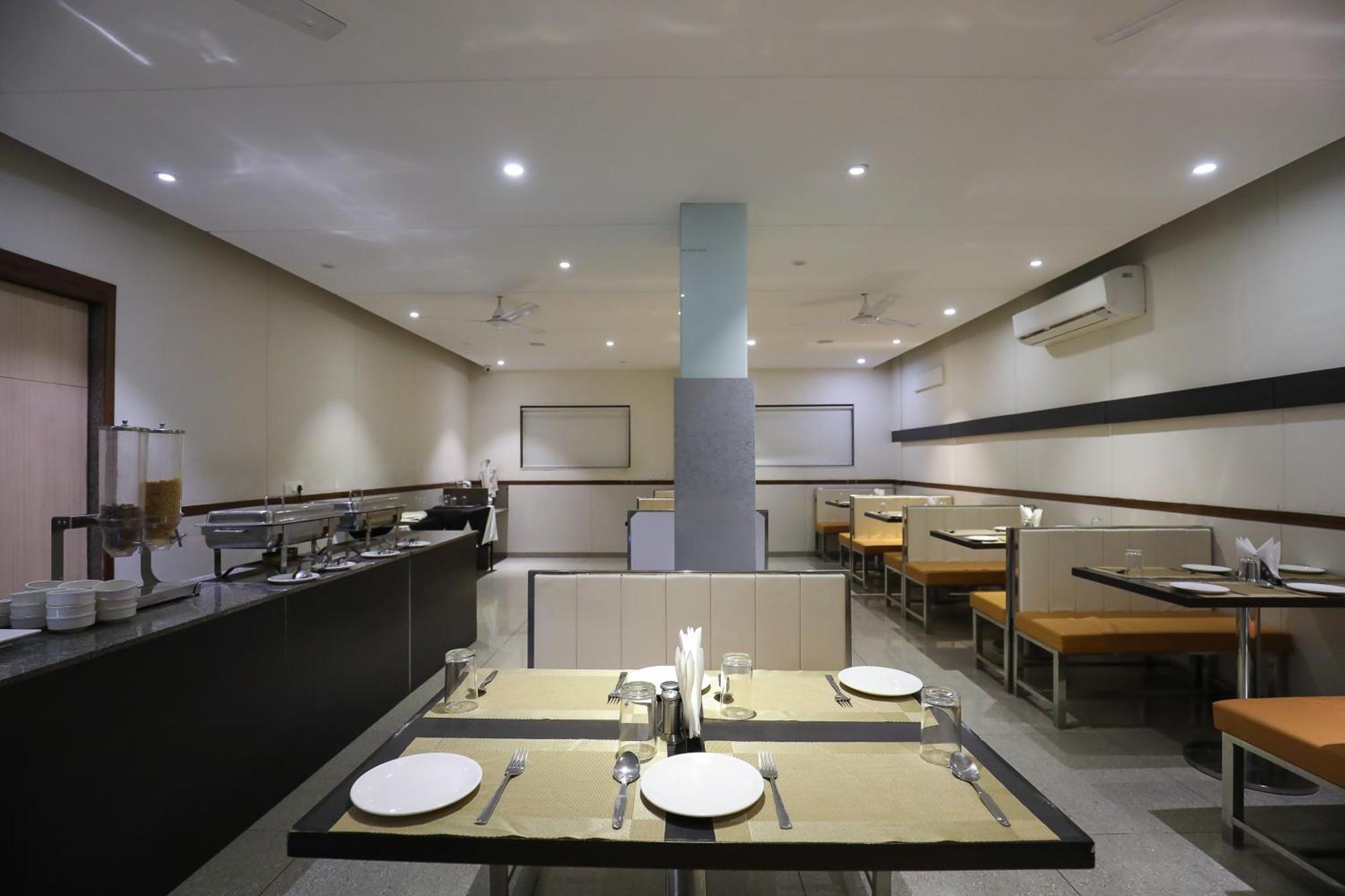 Hotel Ashray Inn Express Ahmadabad Zewnętrze zdjęcie