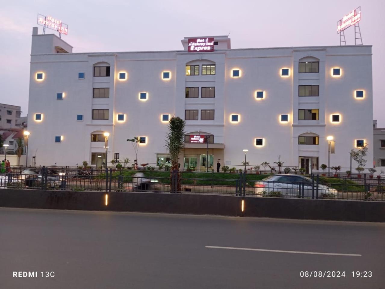 Hotel Ashray Inn Express Ahmadabad Zewnętrze zdjęcie