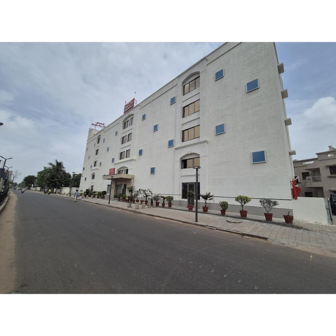 Hotel Ashray Inn Express Ahmadabad Zewnętrze zdjęcie