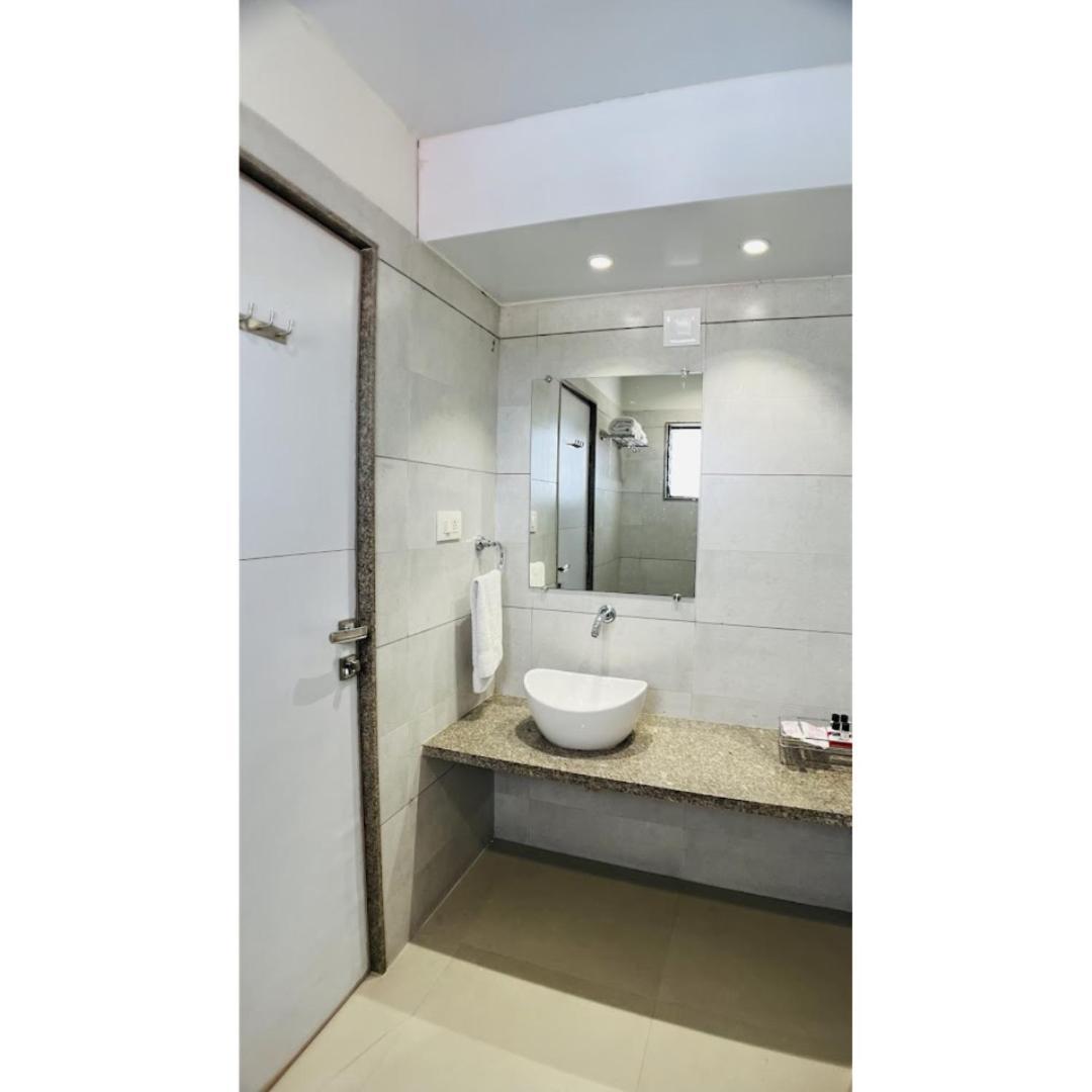 Hotel Ashray Inn Express Ahmadabad Zewnętrze zdjęcie