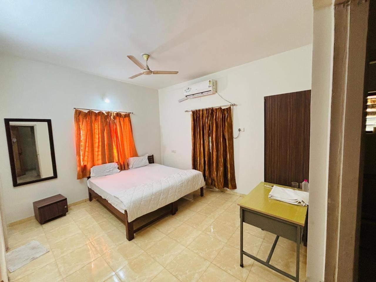 Hotel Ashray Inn Express Ahmadabad Zewnętrze zdjęcie