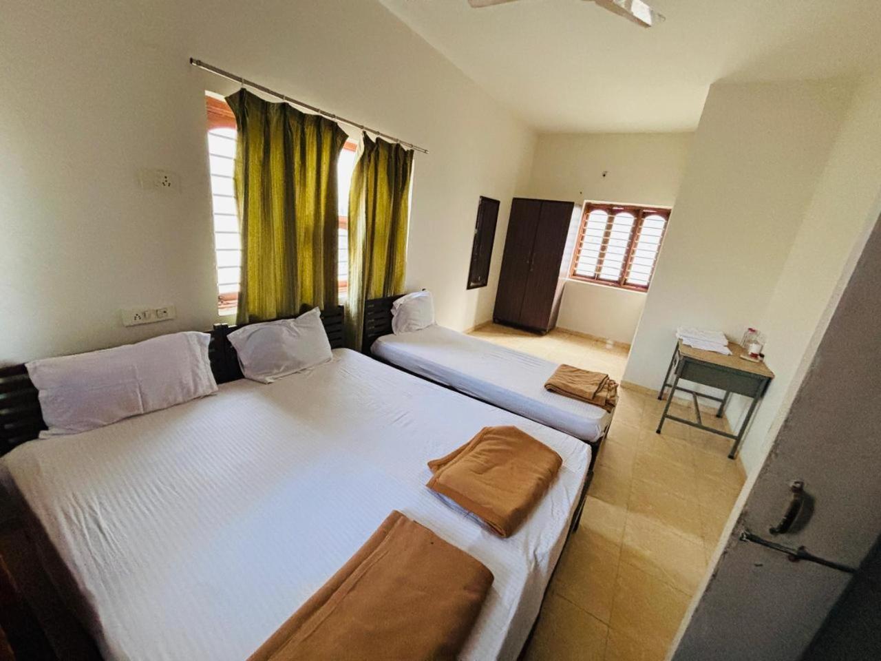 Hotel Ashray Inn Express Ahmadabad Zewnętrze zdjęcie